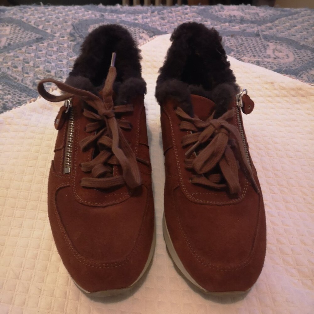 Woman's purple fur-lined bootie shoe